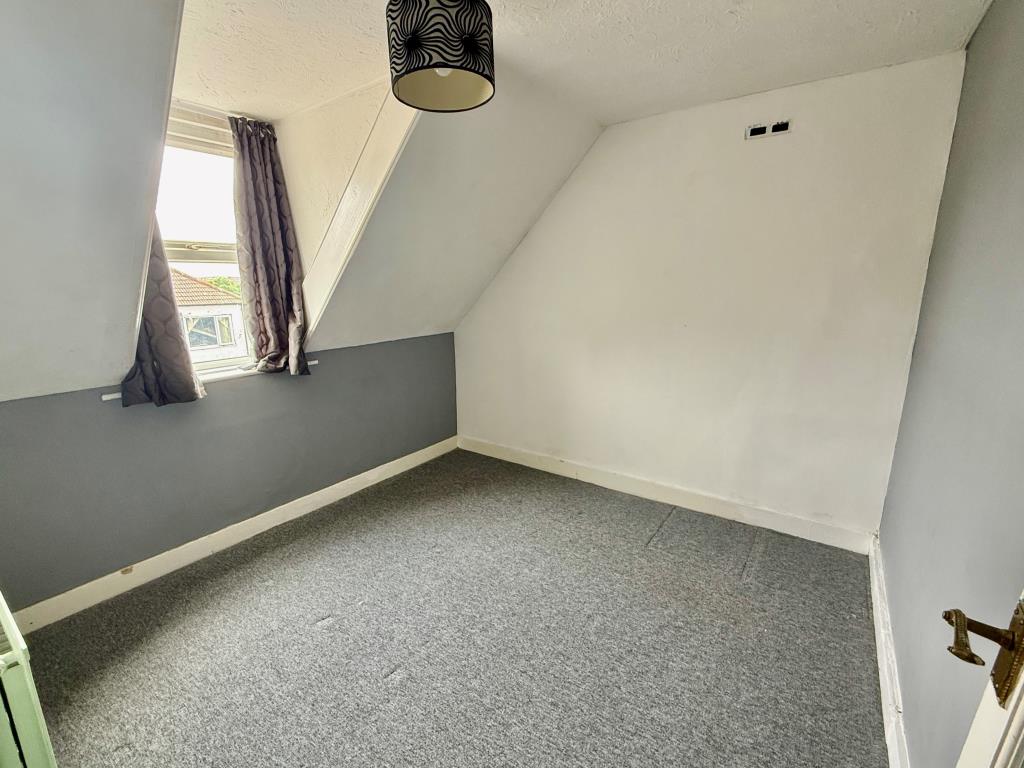 Lot: 160 - FIVE-BEDROOM HOUSE FOR REFURBISHMENT - Bedroom five